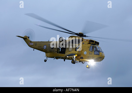 RAF sauvetage hélicoptère Sea King à l'aide d'un projecteur au cours d'une opération Banque D'Images