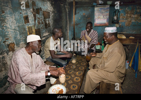 Nigeria Lagos Personnes prenant le thé dans le thé dans le quartier musulman de décrochage Banque D'Images