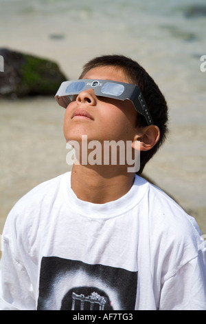 Un garçon regarde les Mars 2006 éclipse de la plage en Turquie avec l'aide d'eyeware protecteur Banque D'Images