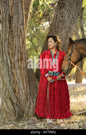 Shalinda Johnson en tenue traditionnelle navajo au Canyon de Chelly Banque D'Images