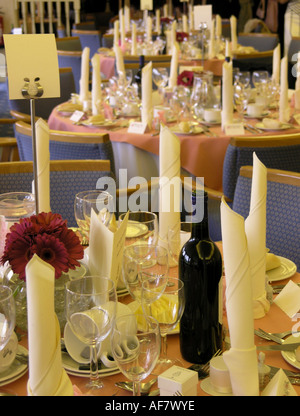 Tables rondes prévues pour la fête de mariage Banque D'Images