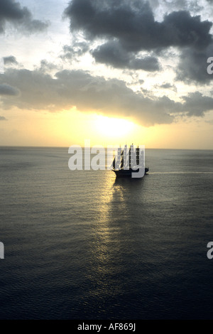 Photo aérienne du Royal Clipper au coucher du soleil, près de la Soufrière, Sainte-Lucie, Caraïbes Banque D'Images