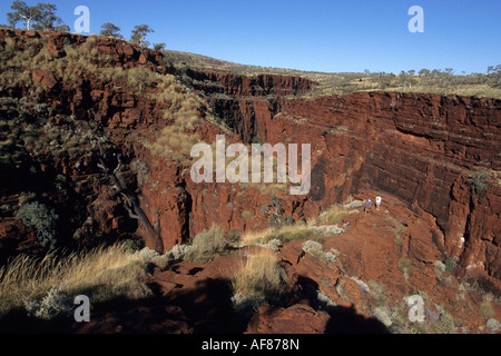 Oxers Lookout et le rouge gorge, le parc national de Karijini, Western Australia, Australia Banque D'Images