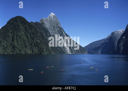 Photo aérienne de kayaks de mer sur le Milford Sound, Fiordland National Park, South Island, New Zealand Banque D'Images