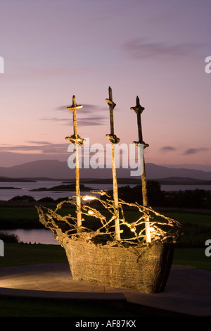 National Famine Memorial, Crépuscule sur la baie de Clew, Murrisk, Comté de Mayo, Irlande Banque D'Images