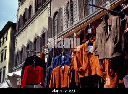 Vestes de cuir à vendre sur street market stall florence, toscane, italie Banque D'Images