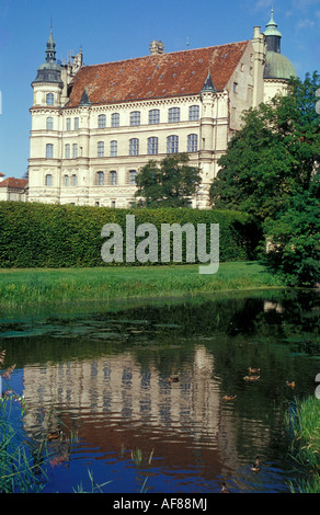 Lamporecchio château et de réflexion, le Mecklembourg-Poméranie, Allemagne, Europe Banque D'Images