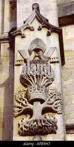 Découpage sur l'avant de l'abbaye de Bath en l'honneur de son fondateur Mgr Oliver King BAIGNOIRE UK Banque D'Images