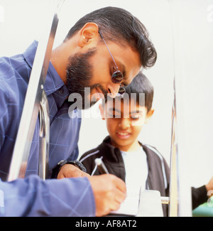 Guantanamo détenu Moazzam Begg avec son fils signe un livre au Guardian Hay Festival, Hay-on-Wye, au Pays de Galles, UK 2006 Banque D'Images