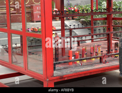 Des bougies allumées près de temple dans le Hutong de Beijing Chine Banque D'Images
