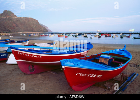 Bateaux de pêche sur la plage, Playa de Las Teresitas, près du village de San Andrés, Tenerife, Canaries, l'Atlantique Ocea Banque D'Images