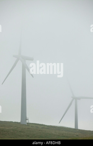 Sedburgh éoliennes au-dessus dans la brume, Cumbria, Royaume-Uni Banque D'Images