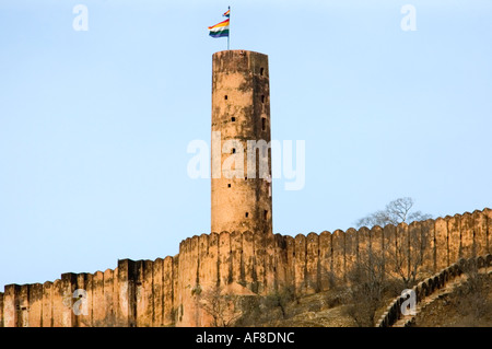 Vue horizontale d'une tour de garde sur les remparts du Fort Jaigarh dans l'Ambre avec le drapeau en fullmast Rajput traditionnelle. Banque D'Images