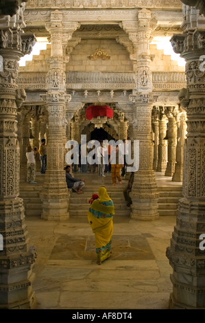 Vue de l'intérieur de l'élévation verticale d'un groupe de touristes et un Indien dame à l'intérieur de l'Adinath temple de Jain. Banque D'Images