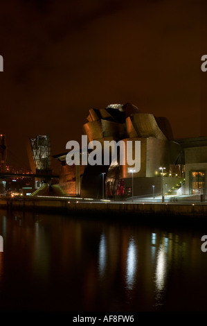 Musée Guggenheim de nuit vu de l'ensemble de Deusto, Bilbao Nervion River Banque D'Images