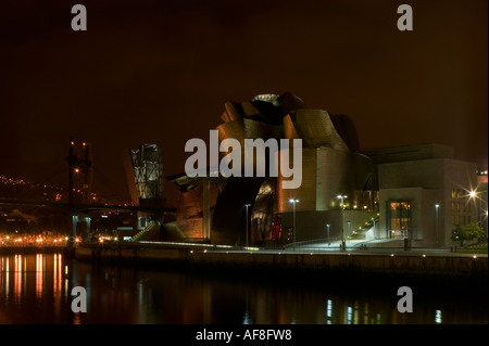 Musée Guggenheim de nuit vu de l'ensemble de Deusto, Bilbao Nervion River Banque D'Images