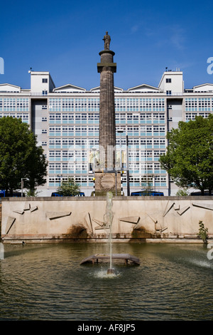 Statue de Wilberforce et Hull College de Queens Gardens, à Hull, Yorkshire Angleterre Banque D'Images