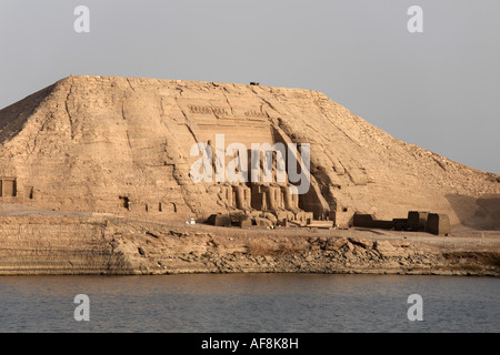 Abou Simbel vu du lac Nasser, en Egypte Banque D'Images