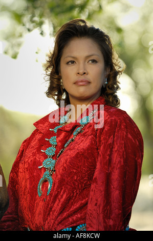 Shalinda modèles Johnson robe traditionnelle navajo au Canyon de Chelly Banque D'Images