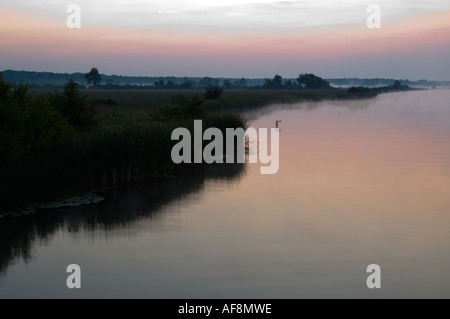 La rive nord de la rivière Blanche à son delta près de Montague MI sur un matin de juillet cool calme à seulement quelques minutes avant le lever du soleil Banque D'Images