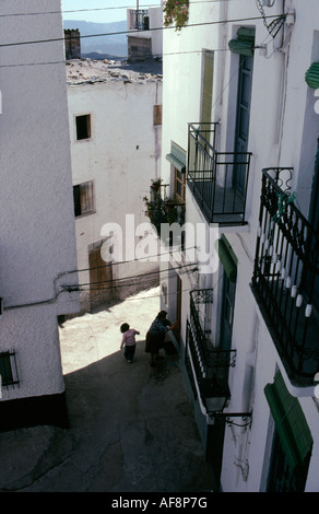 Une rue typique dans le petit village de vaillance, près de Ugijar dans l'Est de l'Alpujarras, Banque D'Images