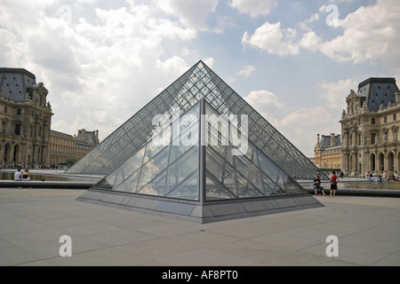 Une photographie de la pyramide du Louvre s Banque D'Images