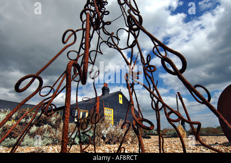 Marais de Romney voir avec la perspective de la maison et du jardin de cottage de la fin de l'artiste et réalisateur Derek Jarman à Dungeness Banque D'Images