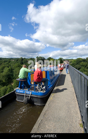 Les vacanciers sur 15-04 barge canal de Pontcysyllte llangollen viaduc construit par Thomas Telford North Wales Pontcysyllte Banque D'Images