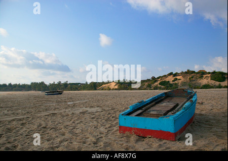 Un bateau de pêche en bois utilisé par les pêcheurs locaux pour aller pêcher sur la mer s'arrêta sur la plage Banque D'Images