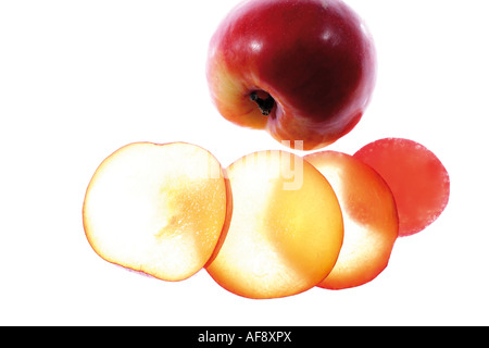 Prune rouge et les fruits entiers, elevated view Banque D'Images