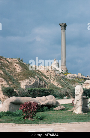 Pompey s pilier ou Serapeum et un Sphinx sur la côte d'Alexandrie, Egypte Banque D'Images