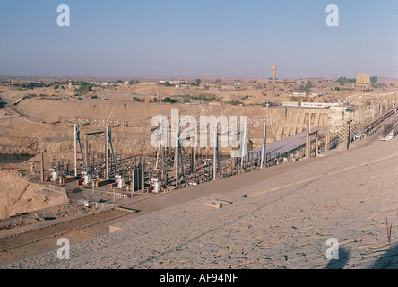 Les lignes d'alimentation de la station d'alimentation et les transformateurs au grand barrage d'Assouan en Égypte Banque D'Images