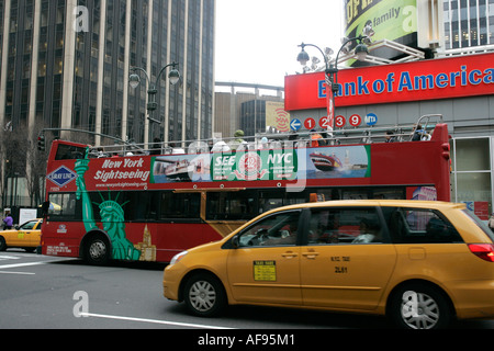 Gray Line New york sightseeing bus et taxi monospace jaune sur la 7ème avenue new york city new york USA Banque D'Images