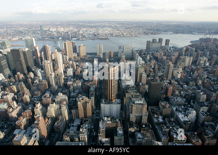 vue sur la rivière manhattan east en regardant vers les reines depuis le pont d'observation 86e étage au-dessus de murray hill et kips bay Banque D'Images