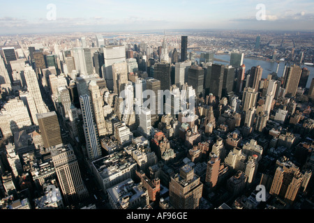 Vue nord est de Manhattan queens east river plate-forme d'observation du 86e étage près du haut de l'empire state building Banque D'Images