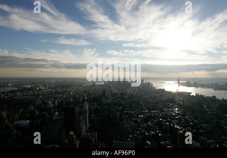 Vue spectaculaire à partir de la plate-forme d'observation près du haut du 86e étage de l'empire state building en regardant vers le sud de Manhattan Banque D'Images