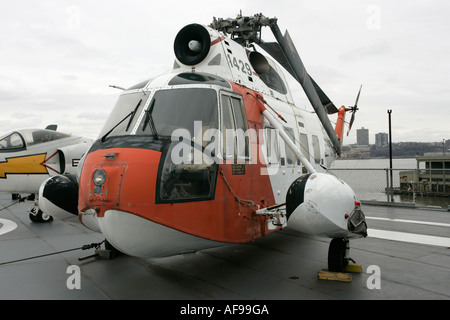 Sikorsky HH 52 Gardien mer hélicoptère sur l'affichage sur le poste de pilotage à l'Intrepid Sea Air Space Museum Banque D'Images