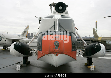 Sikorsky HH 52 Gardien mer hélicoptère sur l'affichage sur le poste de pilotage à l'Intrepid Sea Air Space Museum Banque D'Images