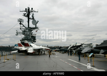 Les touristes et les avions sur le pont de l'USS Intrepid à l'Intrepid Sea Air Space Museum Banque D'Images