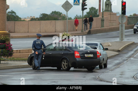 Agent de la circulation avec la baton de la vérification d'une Russie voiture Nissan.St Petersburg Banque D'Images