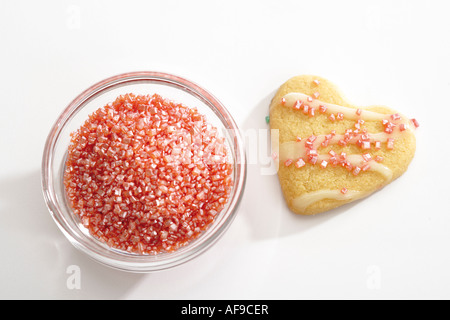 Biscuit en forme de cœur avec du sucre pealrs Banque D'Images