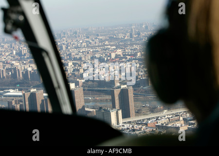 American Eurocopter EC130 en vol au dessus de la rivière East harlem et vu à travers du plexiglas par hélicoptère au cours de pilote Banque D'Images