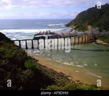 Traversée de la rivière Kaaimans Outeniqua Choo-Choo bouche sur un pont Désert, Western Cape, Afrique du Sud Banque D'Images