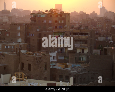 Coucher de soleil sur le quartier résidentiel de la vieille partie de la ville du Caire près du marché Khan El-Khalili, Égypte, Cairo Banque D'Images