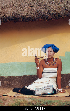 L'Afrique du Sud, près de Pretoria, femme d'une tribu Xhosa pipe Banque D'Images