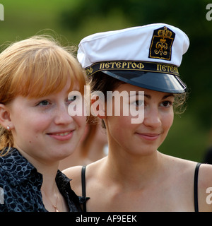 Les jeunes femmes russes l'un portant un chapeau marin posent pour des photos de touristes russes à Peterhof, près de Saint-Pétersbourg, Russie Banque D'Images