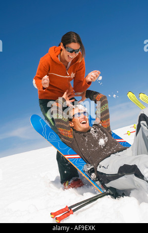 Couple having fun in snow Banque D'Images