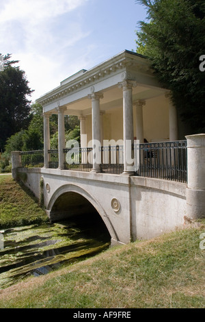 Pont de maison de thé dans les motifs d'Audley End House Cambridge Cambridgeshire Angleterre GO UK Banque D'Images