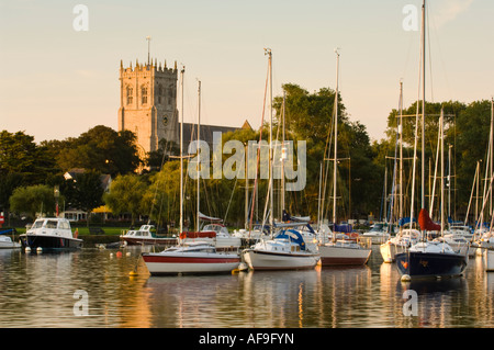 Disponibles à l'ancre sur la rivière stour avec Christchurch Priory en arrière-plan Banque D'Images