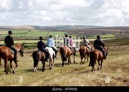 Les randonneurs de poney sur Brendon Common, Exmoor, Devon, England, UK Banque D'Images